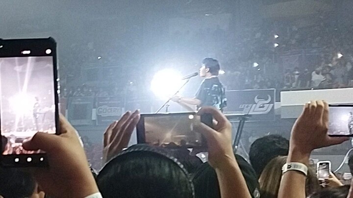 Who is he?graveh Ang people ako lang yata Ang d nakakilala sa kanya...