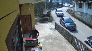 السائق في الخلف: يا لي من ملعون حقًا، ما الذي جعلني أضغط على البوق؟! (يصفع نفسه على وجهه