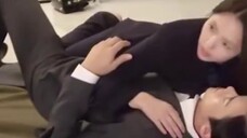 Informasinya sangat manis! Kaki Soobin pasti bersentuhan disana! Jadi dia merah dan hangat, dan dia