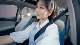 紫妹被偶遇在广州拍摄商务物料，真真是空中飞人了，25号杀青后赶到杭州奇瑞汽车活动，当晚飞北京，到北京已是凌晨，26号拍摄，26号又飞广州又是凌晨抵达的