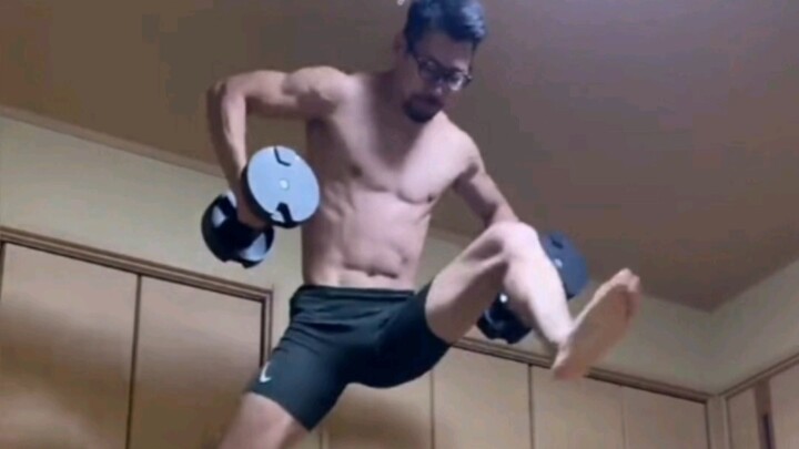 Một blogger người Nhật liên tục tập luyện nhảy tại chỗ với tạ đeo trên người và trở nên nổi tiếng...