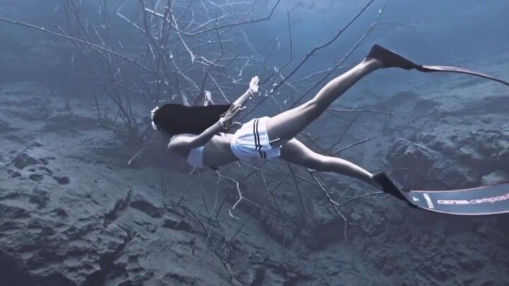 สาวน้อยว่ายน้ำแบบจมใต้น้ำหุ่นดีมากเลยนะ! การว่ายน้ำช่วยดูแลรูปร่างได้ดีจริงๆ!