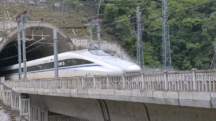 China high speed train! So fast !