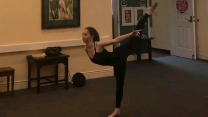 希望《星期三》第二季能给狼妹Emma Myers安排一段舞蹈，她功底真好