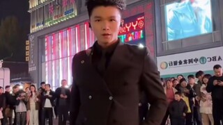 【الطالب الغبي】مع وجود هذا العدد الكبير من المتفرجين، أشعر بالخجل قليلاً