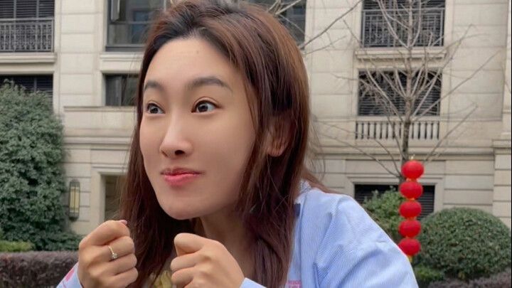 Mùa xuân đến rồi, trên bãi cỏ mọc lên một đống cô dì lớn.