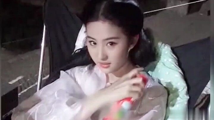 Hậu trường phim của Lưu Diệc Phi khi mới mười mấy tuổi lộ diện, cô bé Tiểu Tiễn Tiễn đáng yêu quá!