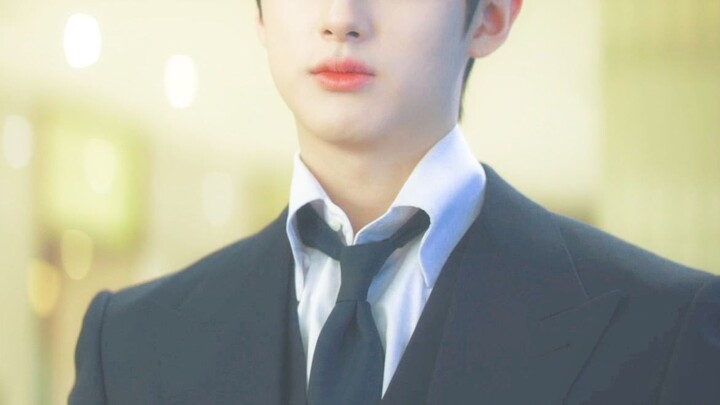 So it’s true what the novel said: bare forehead + suit = instant head swap!!! Can you believe this i