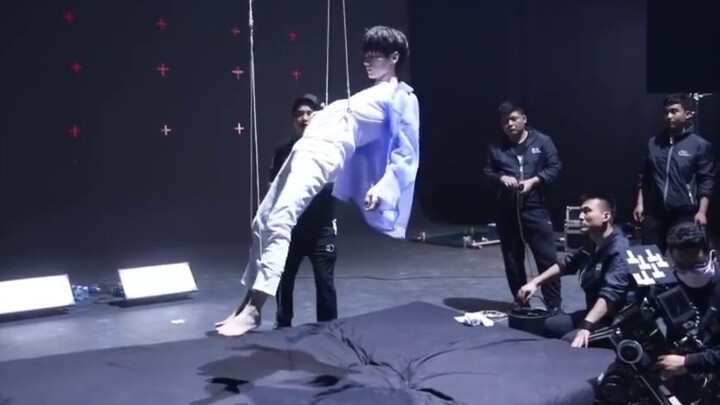 Luo Yunxi terlihat sangat tampan saat tergantung di kabel, dia pantas mendapatkan kemampuan menariny