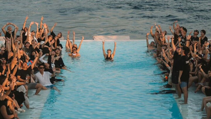 [Jackson Wang] The pool at Jackson Wang’s birthday party is right in the middle of the sea—you need 