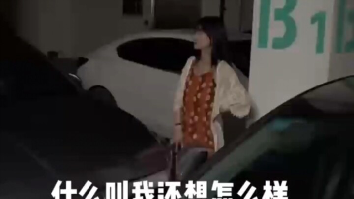 Seorang perempuan memakai tempat parkir orang lain di kompleks perumahan, dan saat dipindahkan mobil