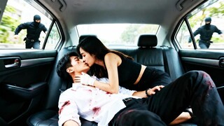 Gadis itu ditinggal keluarga, dibawa pulang paman CEO 10 tahun lebih tua, dimanja bak harta karun!