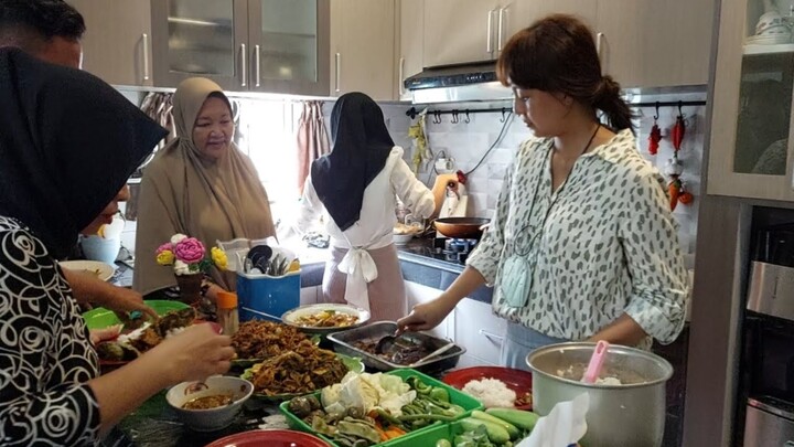 Acara kumpul bareng keluarga MAKAN SIANG BERSAMA