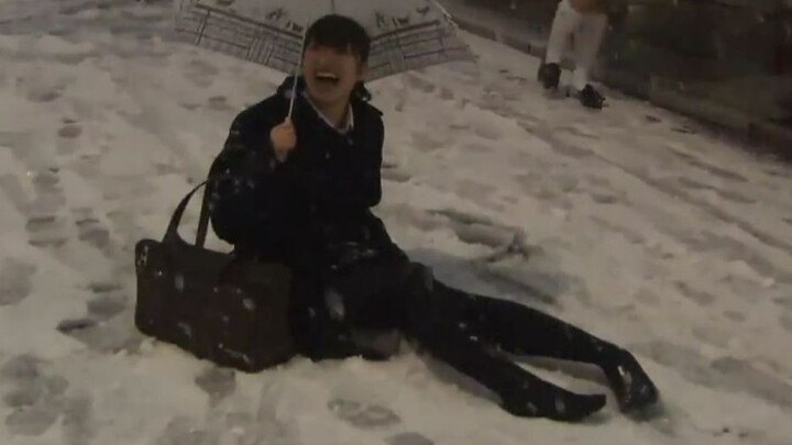 Japanese JK in black tights slips on a snowy street and flies off her shoes 😋
