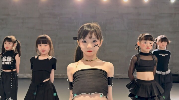Landscape 4K: Cyber Daughter’s Jazz Dance Class