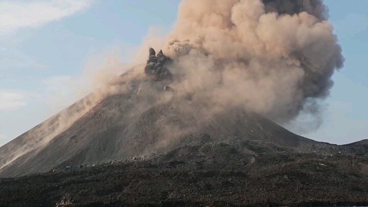 Child of Krakatoa volcano 2018