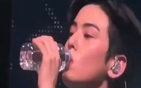 【车银优】_因为大屏幕上出现车银优喝水场景，而引发的尖叫，摄影师很会嘛