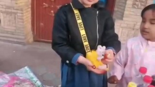 سائح يصادف ثلاثة "رؤساء" صغار في شينجيانغ، الحوار أضحك الجميع!