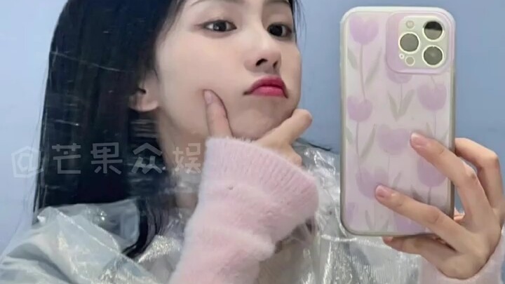 هل اشتبكت باي لو مع الحلاق؟ كل فترة تروح تخربل لافتته، بضحكني لدرجة الجنون!