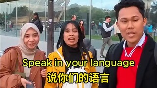 تحدى مدوّن نفسه في شوارع باريس، متحدثًا إلى كل من يلتقيه بلغته الأم. التنقل بين اللغات بحرية أمرٌ مذ