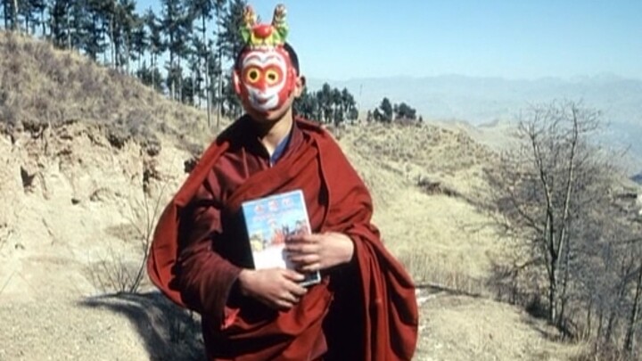 Ketika budaya populer merambah kehidupan sederhana sang biksu muda, ia pun terpesona oleh acara-acar