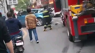 سيارة لاند روفر سدت طريقًا لإطفاء الحرائق، وتحذير سيارة الإطفاء لم يُجدِ نفعًا، إذ انطلقت! المارة: م