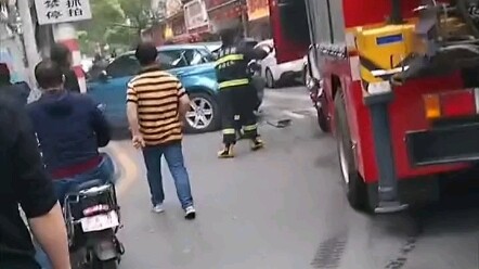 A Land Rover blocked a fire lane and the fire truck's warning was in vain as it was driven away! Pas