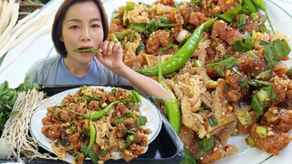 ก้อยเนื้อมะนาว ส้มๆเผ็ดๆ กินกับรากหอมชู เข้ากันมาก