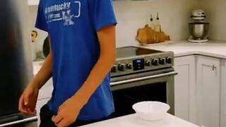 คุณแม่แกล้งบอกพี่น้องว่าตัวเองชอบออกกำลังกาย หน้าตาของลูกชายเปลี่ยนไปเลย