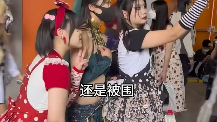 Browsing a Comic Convention with My Girlfriend