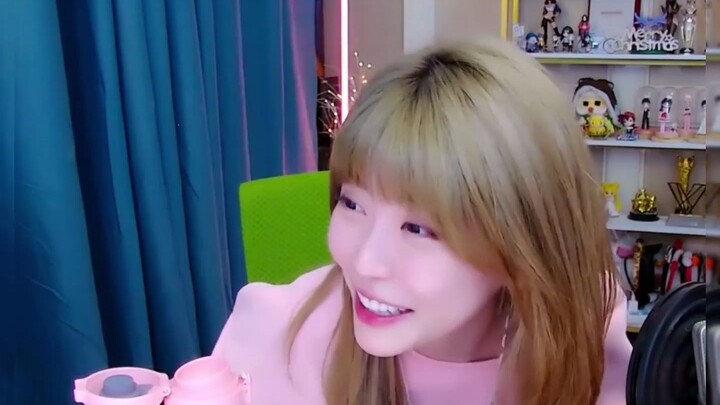 PDD ชมว่าพี่โจวสบายใจมากเวลาคุยกันส่วนตัว ด้านพี่โจวตอบว่า: อธิบายไม่ออกแล้ว!