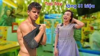 Ty Thy được Trai Tây tặng 31 triệu tại phố đi bộ Bùi Viện - Ẩm thực Cha Rồng gỏi đu đủ