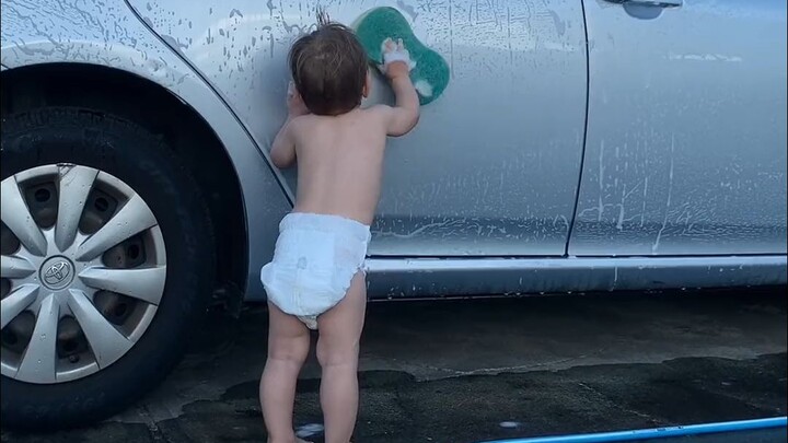 พบแรงงานเด็กล้างรถในต่างประเทศ! หนูน้อยใส่ผ้าอ้อมสุดน่ารักมาทำงาน