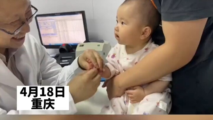 Ông bác sĩ ấm áp này dỗ bé siêu đỉnh! Khi ông lấy máu cho bé, bé muốn khóc lắm nhưng lại được ông kh