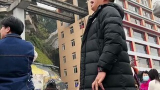 هذا الأخ جادٌّ حقًا في التقاط الصور.