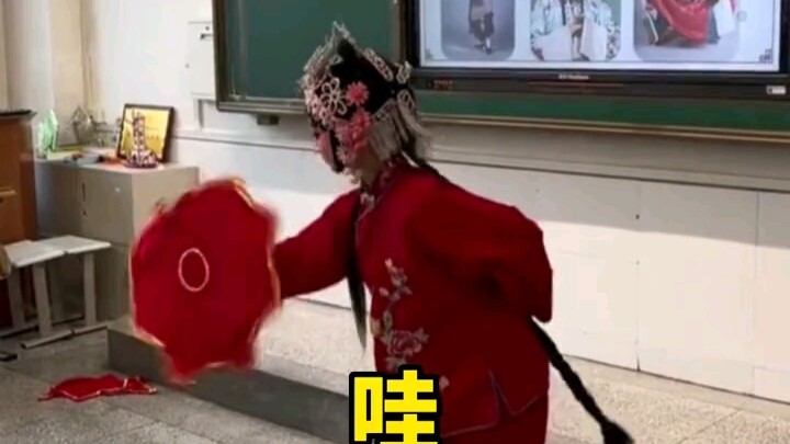 Biểu diễn tài năng trong lớp học phụ huynh khiến cả hội trường trầm trồ, dân mạng: “Con có thể tự hà