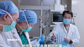 Cậu bé này có một cây bút bi mắc kẹt trong tinh hoàn của mình