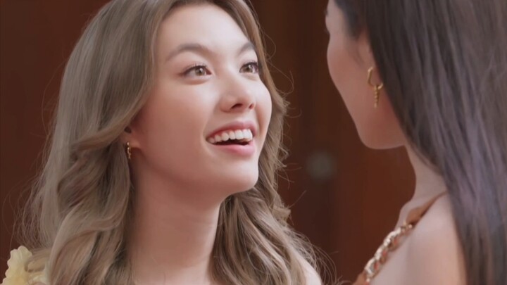 ฉันออกไปไม่ได้ ฉันออกไปไม่ได้เลย เธอเรียกฉันว่าที่รักและจูบฉัน~