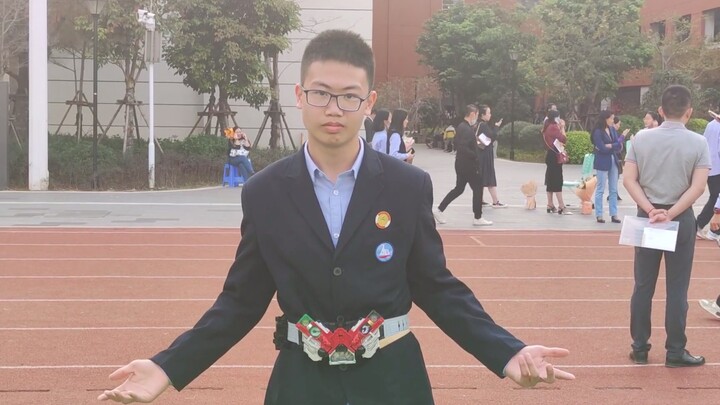 Berubah menjadi Kamen Rider W dalam upacara perpisahan sekolah