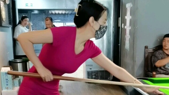 Ông lão quét rác dạy tôi chơi bi-a, lần đầu tiên tôi đánh cú mở bàn thật mạnh!