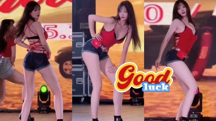 Semoga beruntung dengan penuh paha panjang di layar! Malaikat andalan AOA tampil!