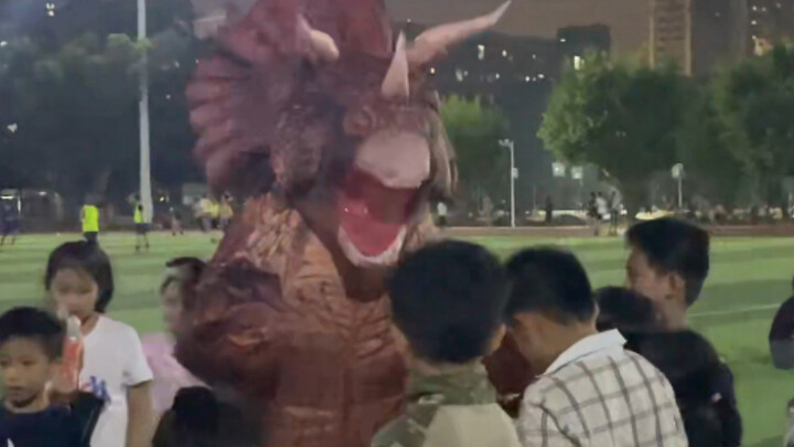 Guangxi dad dressed as a monster gets beaten up by Ultraman gang