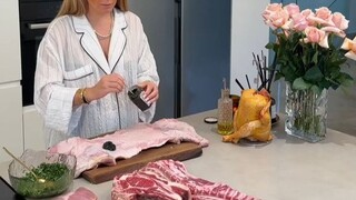 الانغماس في إعداد وجبة شواء كبيرة، كم عدد الأشخاص الذين يمكنهم تناولها...