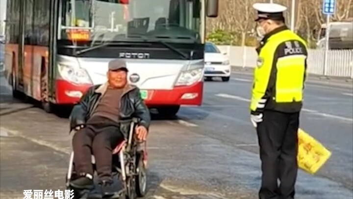 Banyak anak muda beli kursi roda listrik untuk pergi dan pulang kerja—nggak perlu pakai helm, bisa n