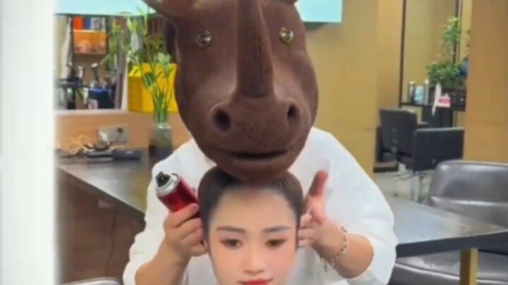 Đầu năm học mà buộc tóc kiểu này, ngay cả đầu gấu trường cũng phải hôn bạn cho bằng được 😃