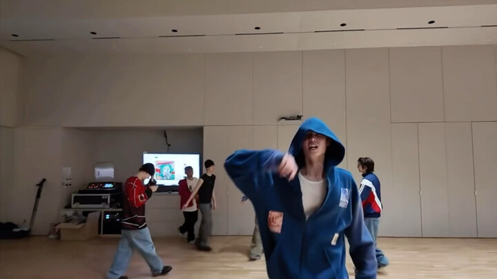 Cortis’s dance is seriously the most visually stunning! I’ve probably watched it 10,087 times… Why d