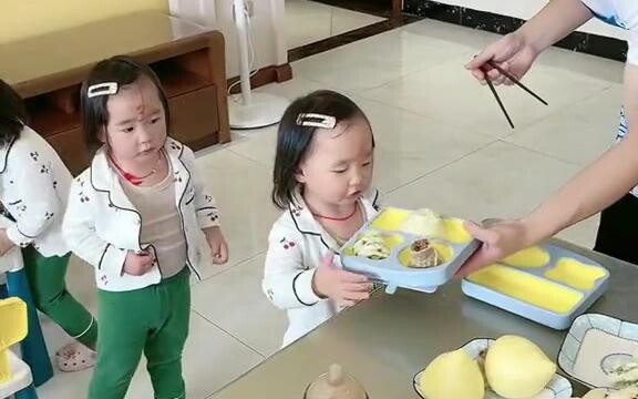 Sáng sớm, một ngày bận rộn của ông bố ba con bắt đầu rồi!