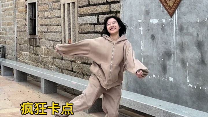 กลับหมู่บ้านและหยุดเป็นสาวตลกเป็นวันที่สอง