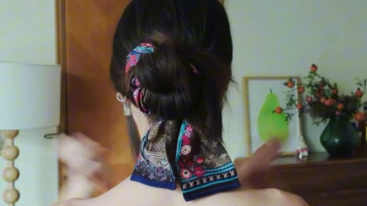 คลิปสอนมัดผมเกล้าพร้อมผูกผ้าพันคอฤดูร้อน!