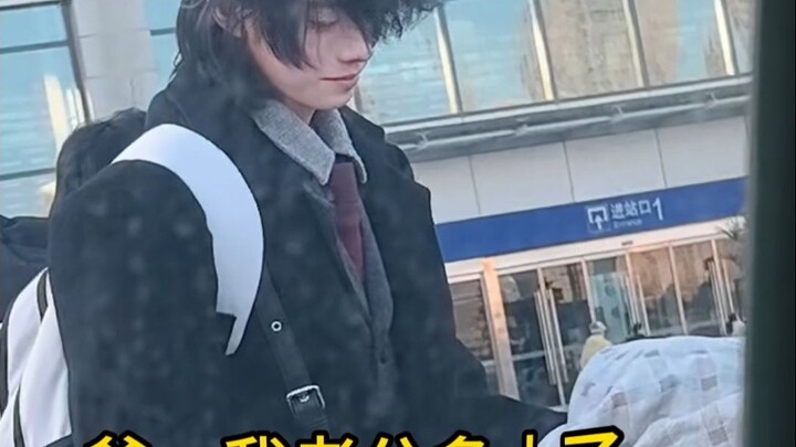 Mọi bề bộn cũng chẳng thể che khuất được gương mặt điển trai này.